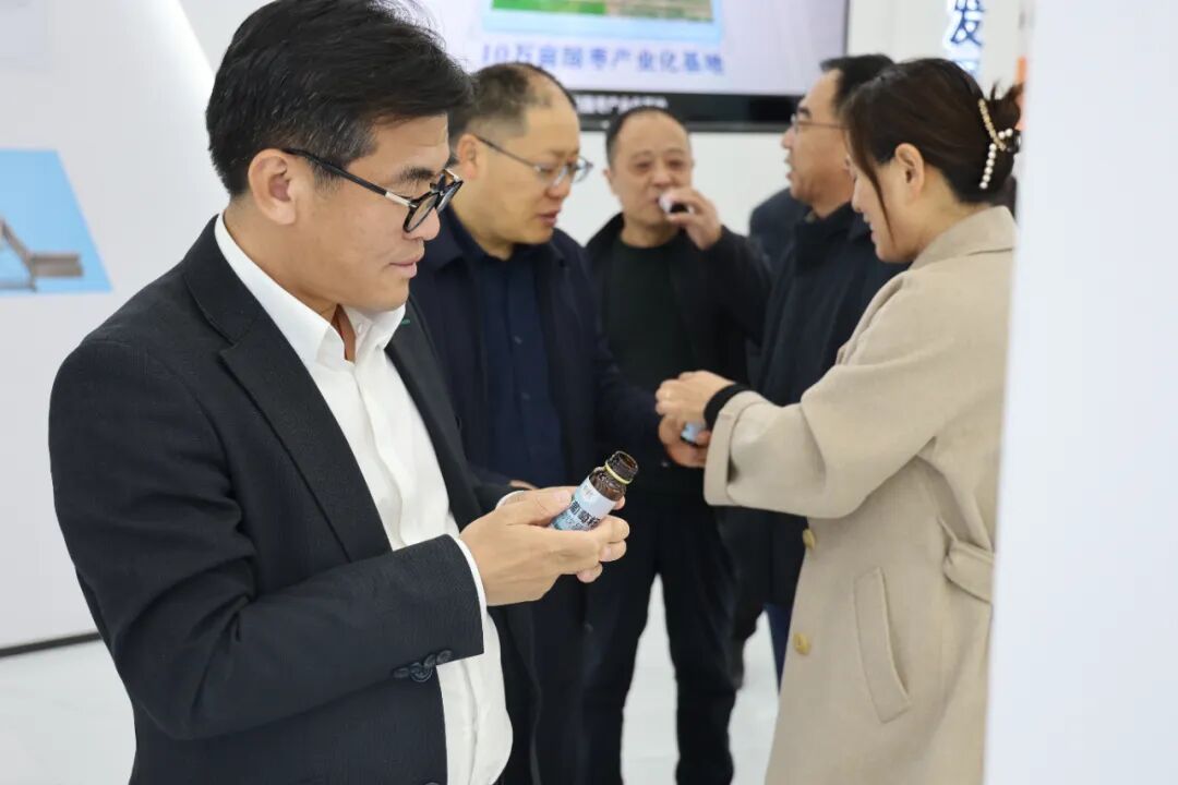 东营市市场监管局党组书记、局长许建仁与中药营实控股有限公司董事长李风葳博士一行莅临山东中昌元集团考察指导 - 现场照片5