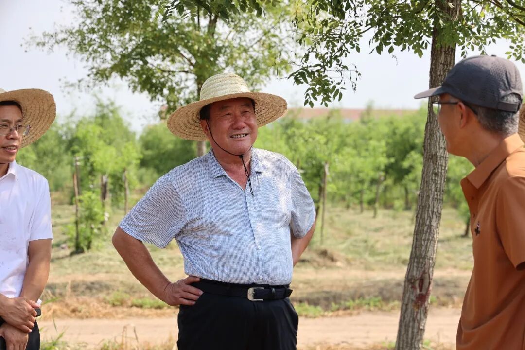 考察组参观种质资源圃