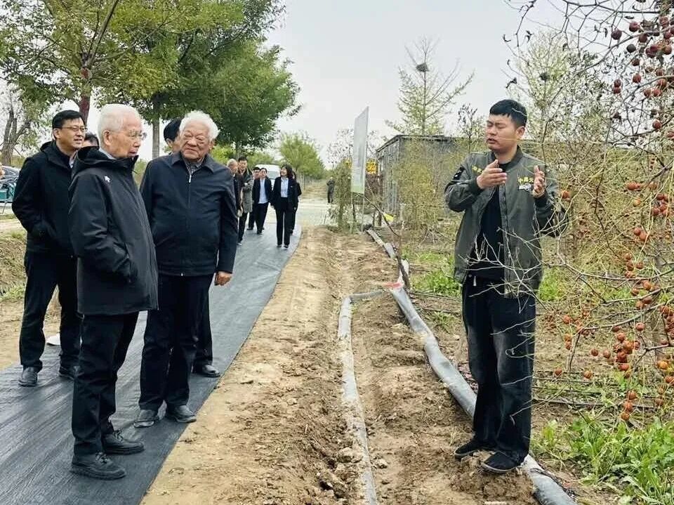 中国工程院院士龙乐豪院士一行在黄三角农高区党工委副书记杜广选陪同下莅临中昌元集团考察指导 - 现场照片2