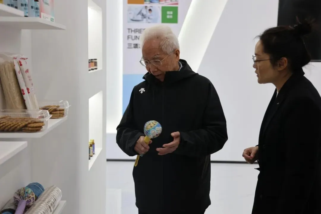 中国工程院院士龙乐豪院士一行在黄三角农高区党工委副书记杜广选陪同下莅临中昌元集团考察指导 - 现场照片4
