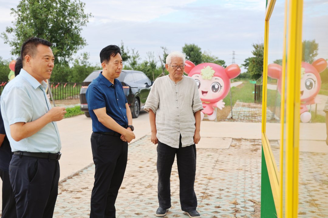 调研组实地察看酸枣产业