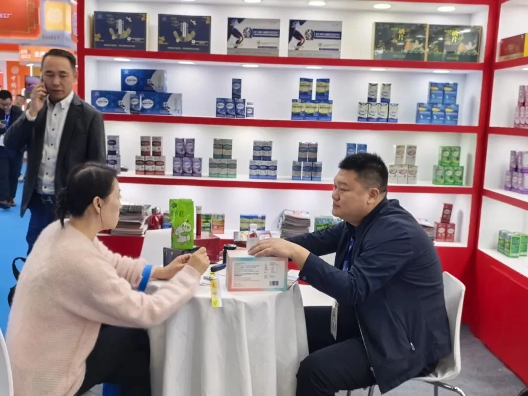 工作人员与客商在洽谈区交流合作