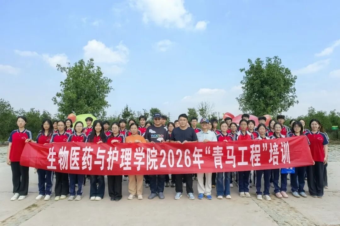 师生参与打酸枣实践与座谈交流