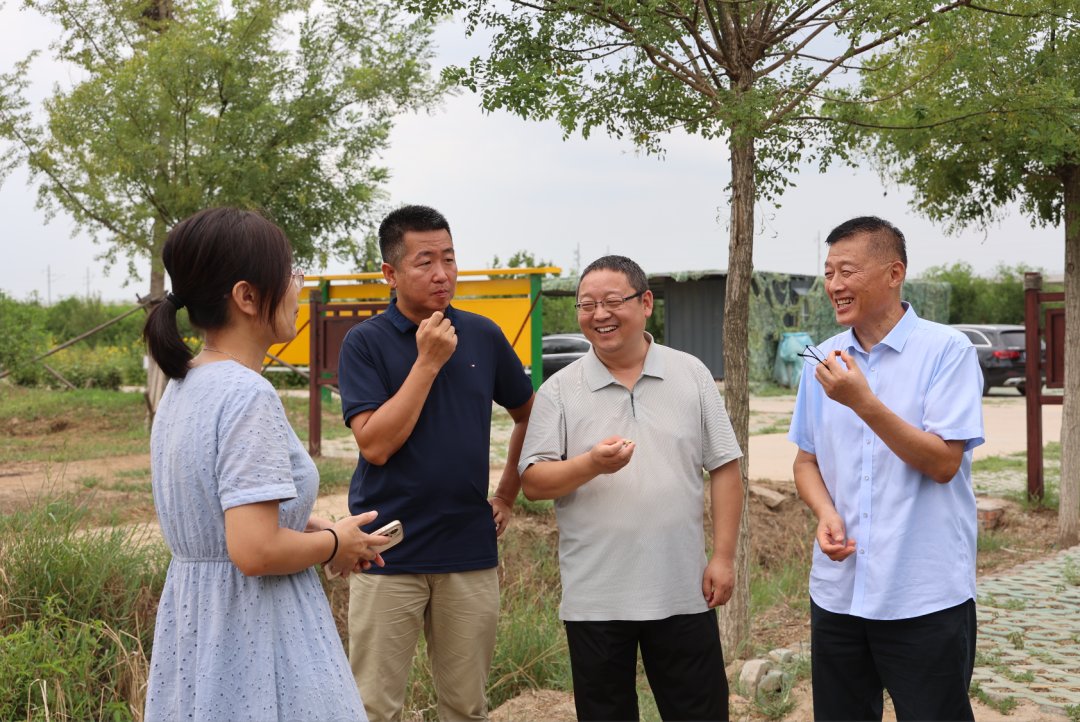 考察组参观盐生酸枣共享服务平台